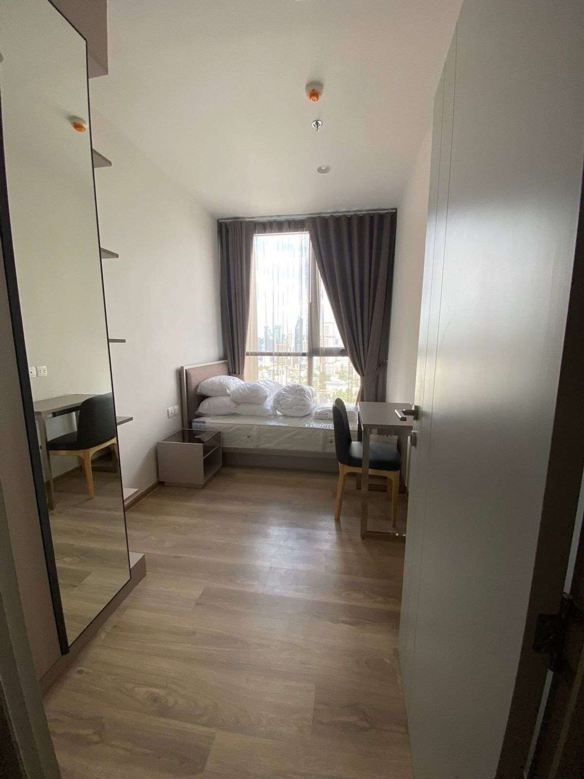 For RentCondoSukhumvit, Asoke, Thonglor : Oka- Huas♦ Size 41 sq m, 32nd floor ♦ 2 bedroom, 1bathroom,shuttle van to BTS Thonglor ♦ Beautiful built-in, fully furnished, ready to move in, very new room ♦ Convenient transportation