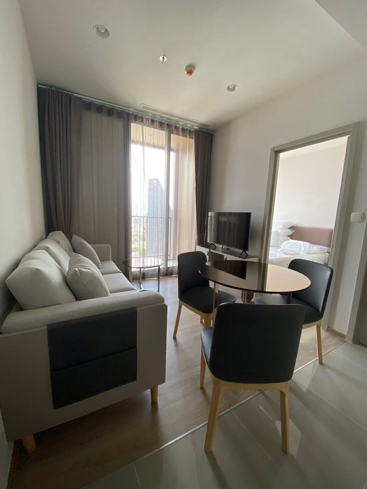 For RentCondoSukhumvit, Asoke, Thonglor : Oka- Huas♦ Size 41 sq m, 32nd floor ♦ 2 bedroom, 1bathroom,shuttle van to BTS Thonglor ♦ Beautiful built-in, fully furnished, ready to move in, very new room ♦ Convenient transportation