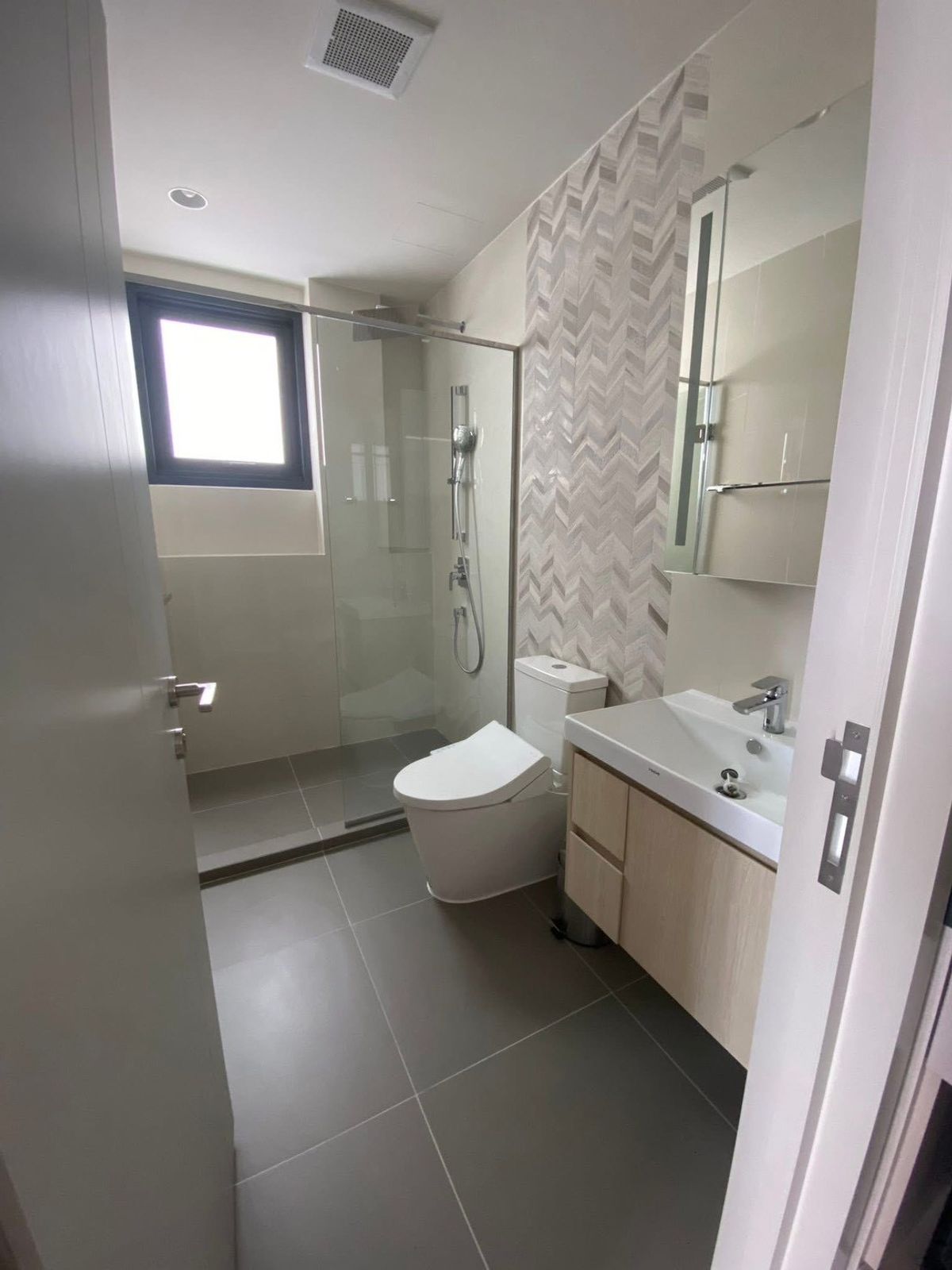 For RentCondoSukhumvit, Asoke, Thonglor : Oka- Huas♦ Size 41 sq m, 32nd floor ♦ 2 bedroom, 1bathroom,shuttle van to BTS Thonglor ♦ Beautiful built-in, fully furnished, ready to move in, very new room ♦ Convenient transportation