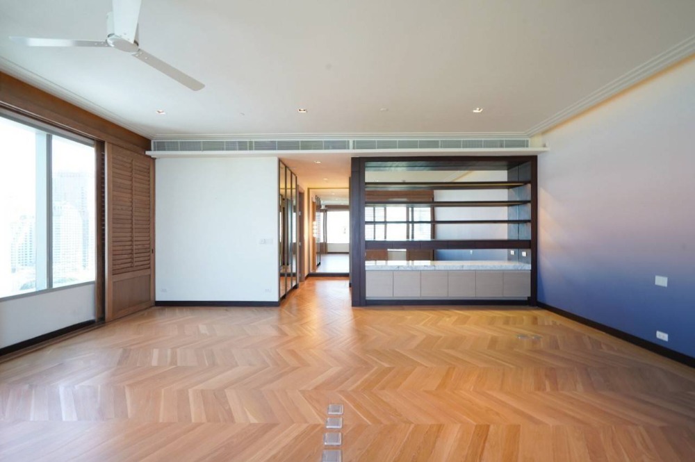 ♦ Spacious ♦ Lumphini Park view 15+ floor | 2 beds 222.69 sq.m. | near Lumphini Park 1 mins, Velaa Sindhorn Village 3 mins, MRT Si Lom station 3 mins Loading...