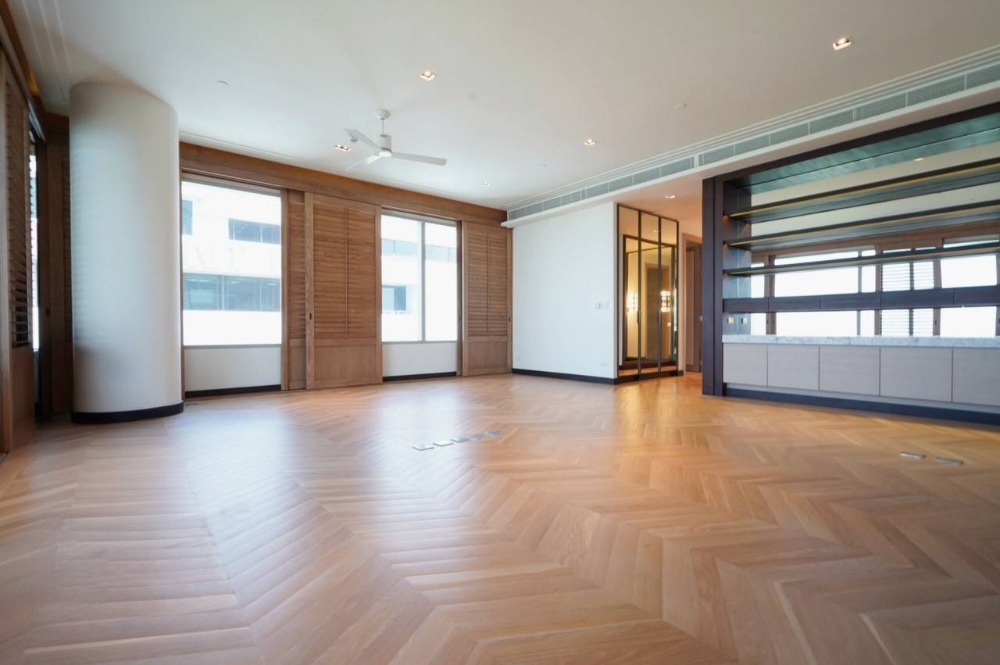 ♦ Spacious ♦ Lumphini Park view 15+ floor | 2 beds 222.69 sq.m. | near Lumphini Park 1 mins, Velaa Sindhorn Village 3 mins, MRT Si Lom station 3 mins Loading...