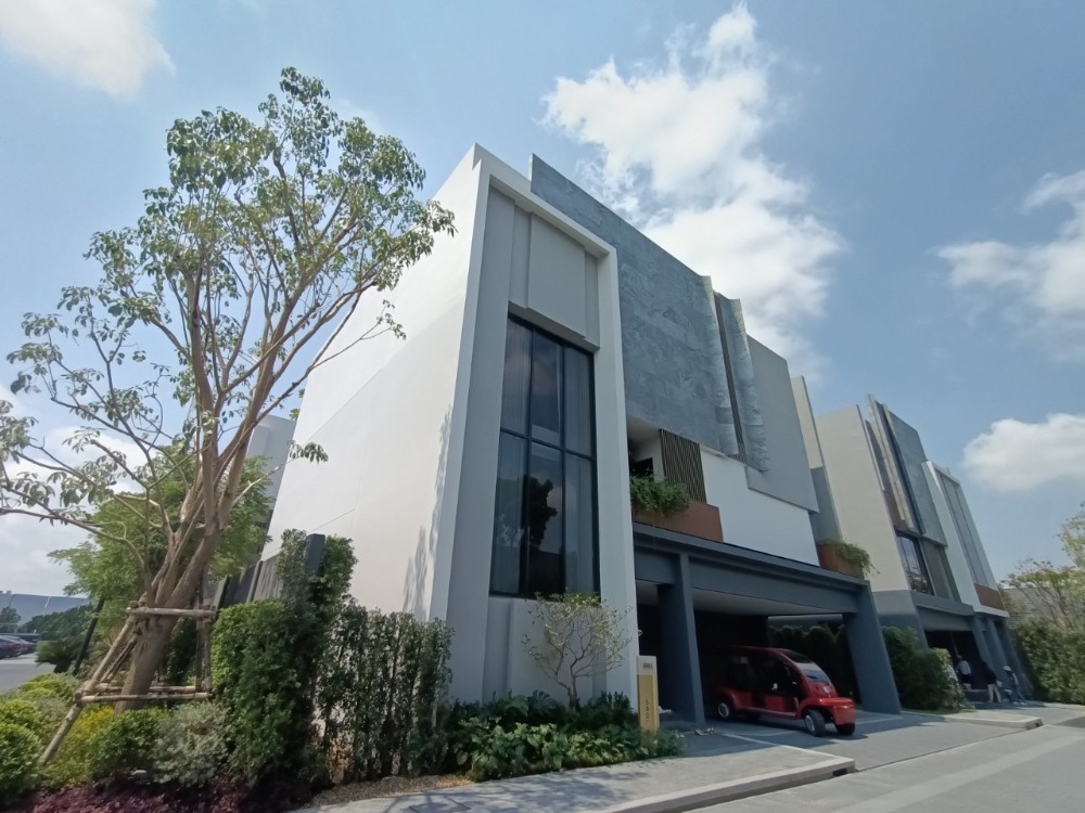 ● Modern luxury ● บ้านเดี่ยว 3 ชั้น 118.30 ตร.ว. | 4 ห้องนอน EV Charger | ใกล้ Mandarin International School 4 นาที, โรงเรียนรามคำแหง แอดเวนท์ อินเตอร์ 8 นาที, Homepro รามคำแหง 11 นาที Loading...