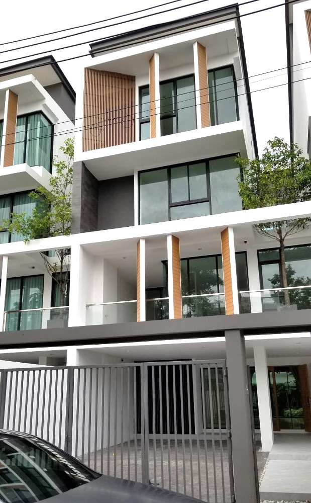 ขายทาวน์โฮมโชคชัย4 ลาดพร้าว71 : ♦ Modern Luxury ♦ ทาวน์โฮม 3.5 ชั้น | 49.50 ตร.ว. 385.00 ตร.ม. | ใกล้ สนามไดรฟ์กอล์ฟ เกียรติธาดา 4 นาที, Central Eastville 8 นาที
