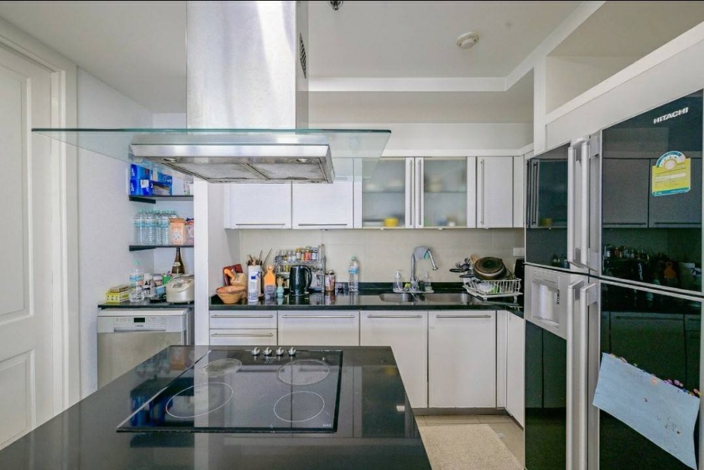 Modern and luxurious condominium located in the heart of the city Loading...