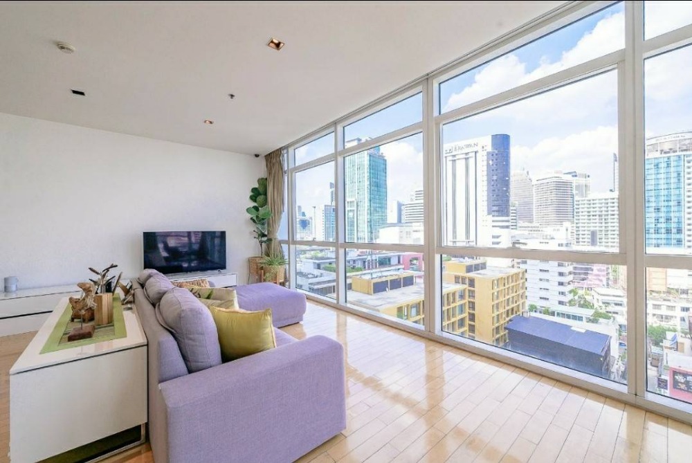 Modern and luxurious condominium located in the heart of the city Loading...