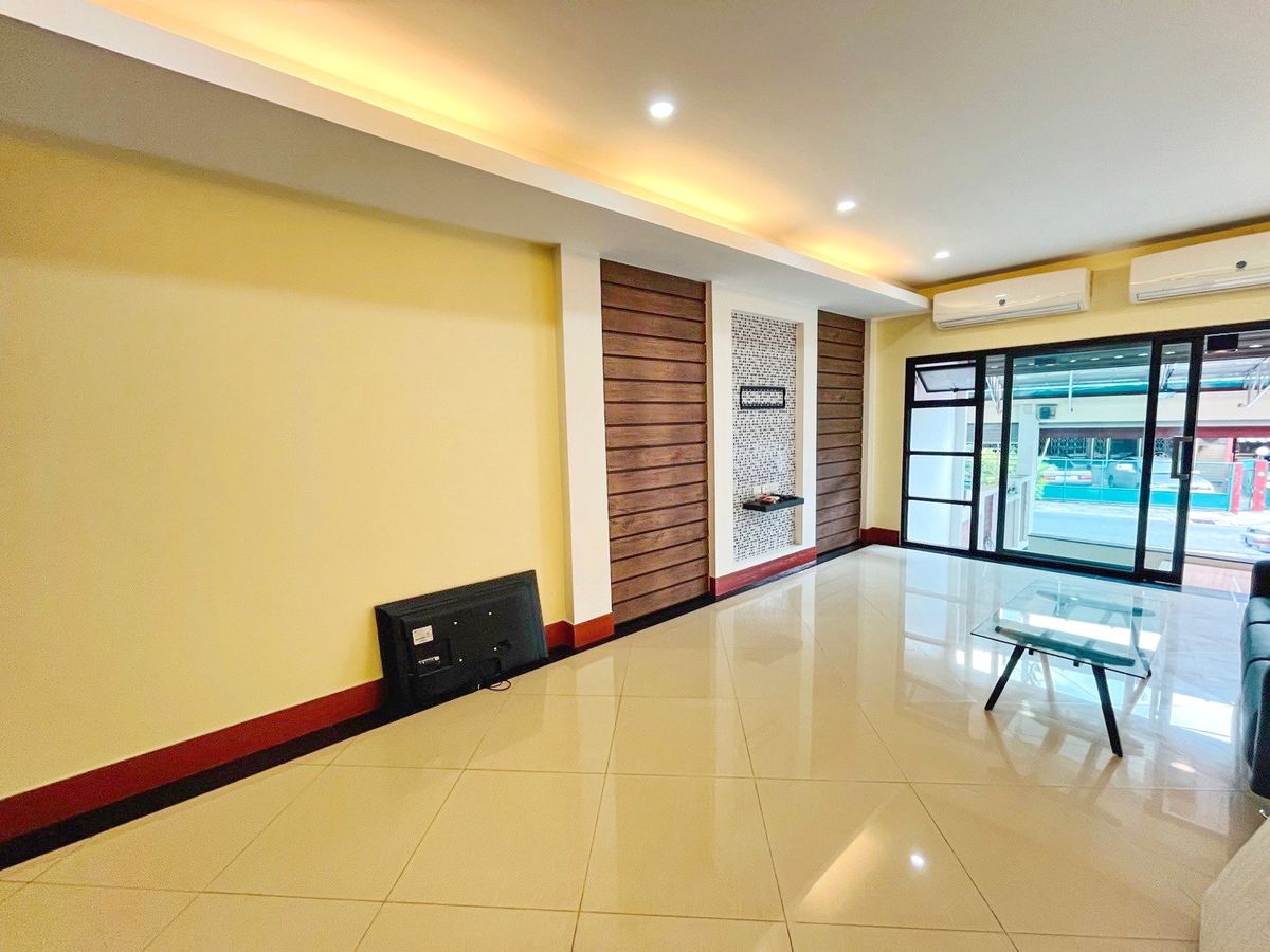 ให้เช่าโฮมออฟฟิศรัชดา ห้วยขวาง : HK0100😊 For RENT ให้เช่า โฮมออฟฟิต 3 ชั้น🚪4 ห้องนอน🚄ใกล้ MRT ห้วยขวาง🔔พื้นที่บ้าน:55ตร.วา🔔พื้นที่ใช้สอย:220ตร.ม.💲เช่า:48,000฿📞O99-5919653,O65-9423251✅LineID:@sureresidence