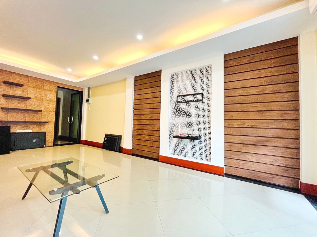 ให้เช่าโฮมออฟฟิศรัชดา ห้วยขวาง : HK0100😊 For RENT ให้เช่า โฮมออฟฟิต 3 ชั้น🚪4 ห้องนอน🚄ใกล้ MRT ห้วยขวาง🔔พื้นที่บ้าน:55ตร.วา🔔พื้นที่ใช้สอย:220ตร.ม.💲เช่า:48,000฿📞O99-5919653,O65-9423251✅LineID:@sureresidence