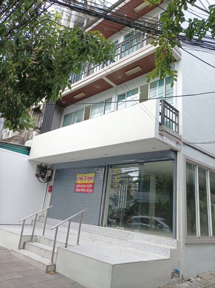For SaleShop HouseSathorn, Narathiwat : Sale: 2 commercial buildings, 3 floors, 24 square wah on Chan Road, Sathorn, Bangkok, newly renovated, great location