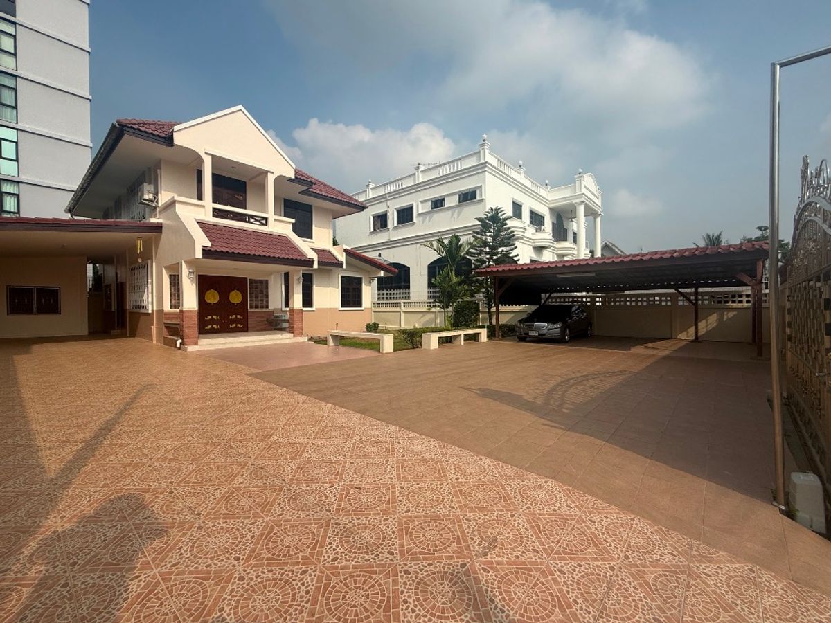 For RentHouseBangna, Bearing, Lasalle : Single house for rent, Samrong - Bearing zone, near Imperial World, Samrong, just 5 minutes.