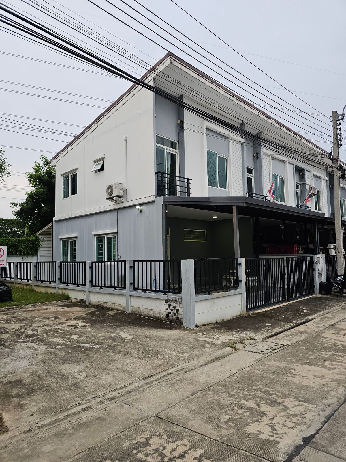 For RentTownhomeSamut Prakan,Samrong : Townhome for rent, Casa City Bangna, corner house, no house across the street. Have privacy Behind Mega Bangna