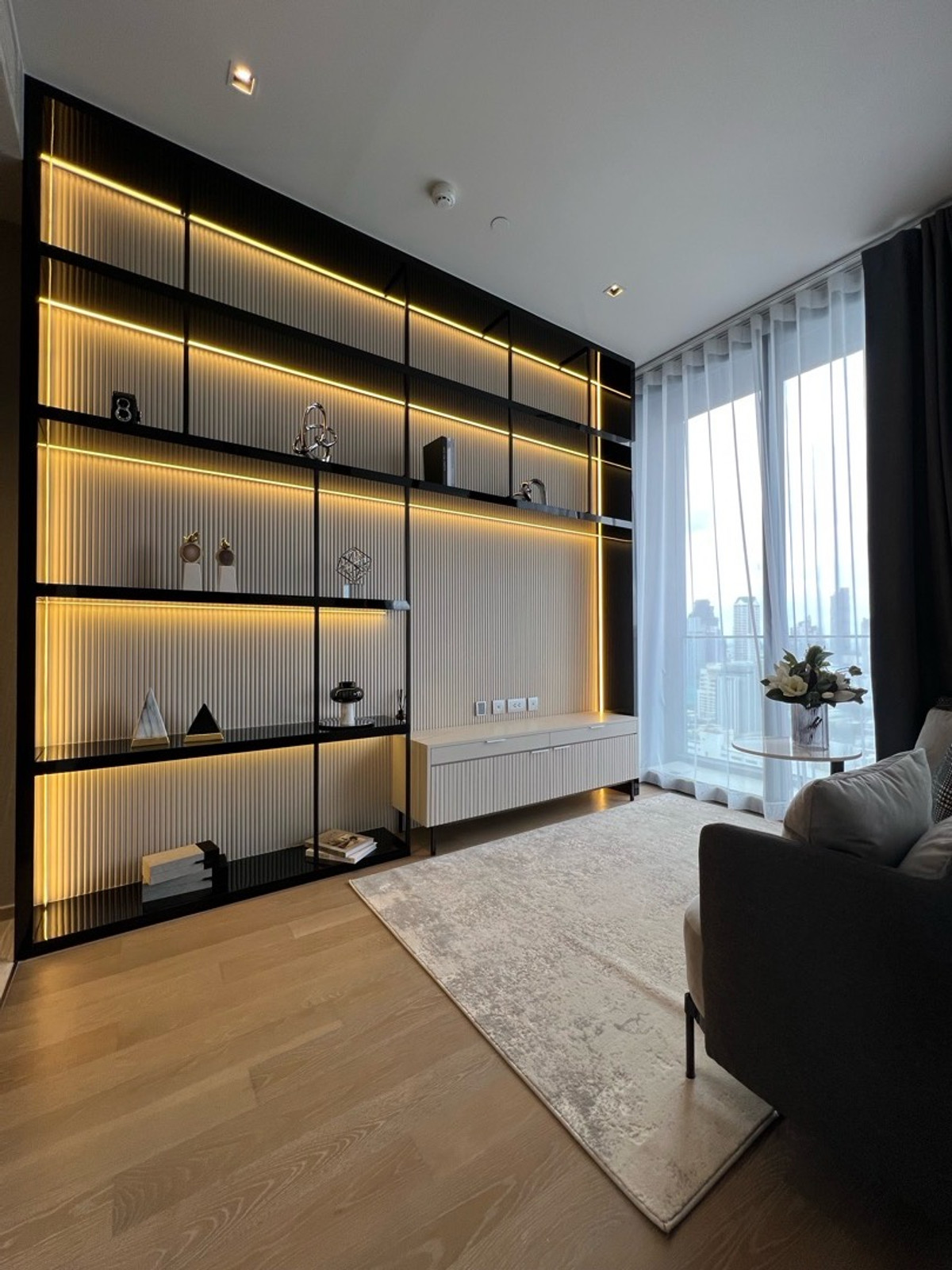 ห้องโครงการ แต่งสวยพร้อมอยู่ Ashton Silom 1 ห้องนอน 1 ห้องน้ำ ขนาด 49 ตรม. นัดชมโครงการ โทร.062-339-3663 Loading...