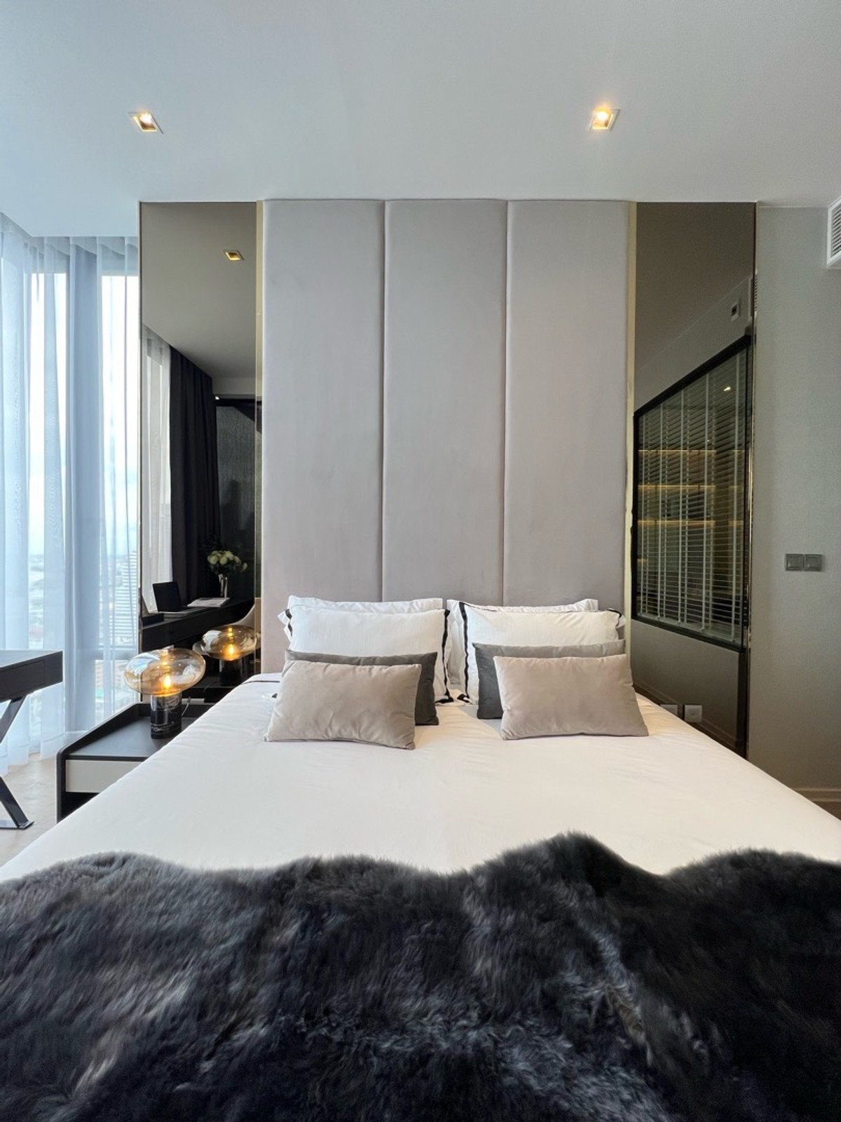 ขายคอนโดสีลม ศาลาแดง บางรัก : ห้องโครงการ แต่งสวยพร้อมอยู่ Ashton Silom 1 ห้องนอน 1 ห้องน้ำ ขนาด 49 ตรม. นัดชมโครงการ โทร.062-339-3663