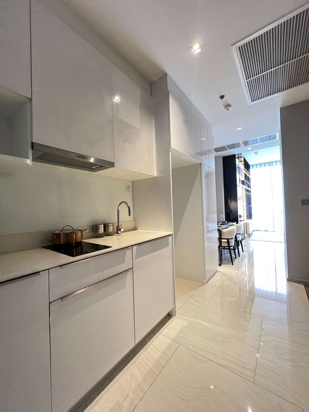 ห้องโครงการ แต่งสวยพร้อมอยู่ Ashton Silom 1 ห้องนอน 1 ห้องน้ำ ขนาด 49 ตรม. นัดชมโครงการ โทร.062-339-3663 Loading...