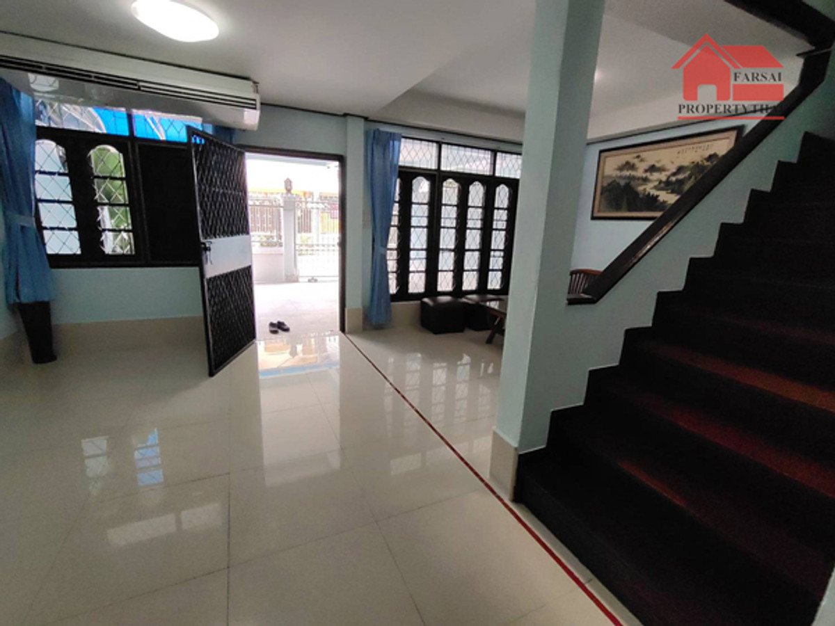 ให้เช่าบ้านสะพานควาย จตุจักร : ให้เช่าทาวน์เฮ้าส์ 2ชั้นเนื้อที่ 30 ตร.ว พื้นที่ 180ตร.ม 3ห้องนอน 2ห้องน้ำ แอร์ 4เครื่อง เฟอร์ครบ ถนน รัชดา เขตห้วยขวาง ราคาเช่า 40,000 บ/ด( 泰国房地产公司可以说中文请打电话。081-732-9189  Line : fs258  微信密码 F0817329189  )