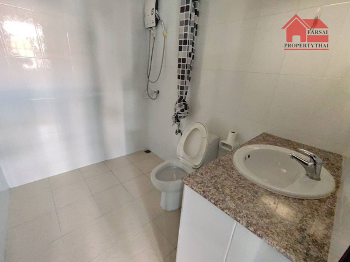 ให้เช่าบ้านสะพานควาย จตุจักร : ให้เช่าทาวน์เฮ้าส์ 2ชั้นเนื้อที่ 30 ตร.ว พื้นที่ 180ตร.ม 3ห้องนอน 2ห้องน้ำ แอร์ 4เครื่อง เฟอร์ครบ ถนน รัชดา เขตห้วยขวาง ราคาเช่า 40,000 บ/ด( 泰国房地产公司可以说中文请打电话。081-732-9189  Line : fs258  微信密码 F0817329189  )