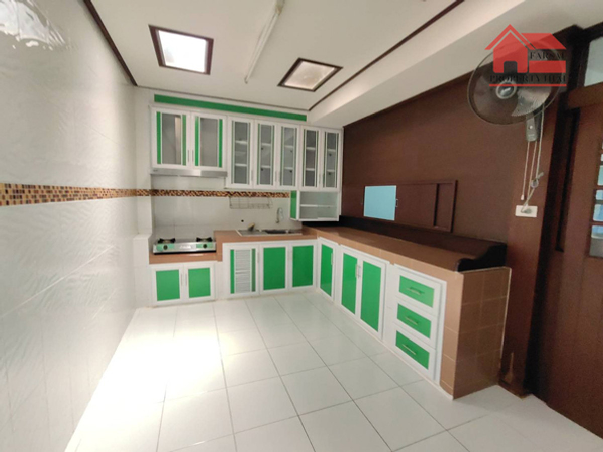 ให้เช่าบ้านสะพานควาย จตุจักร : ให้เช่าทาวน์เฮ้าส์ 2ชั้นเนื้อที่ 30 ตร.ว พื้นที่ 180ตร.ม 3ห้องนอน 2ห้องน้ำ แอร์ 4เครื่อง เฟอร์ครบ ถนน รัชดา เขตห้วยขวาง ราคาเช่า 40,000 บ/ด( 泰国房地产公司可以说中文请打电话。081-732-9189  Line : fs258  微信密码 F0817329189  )