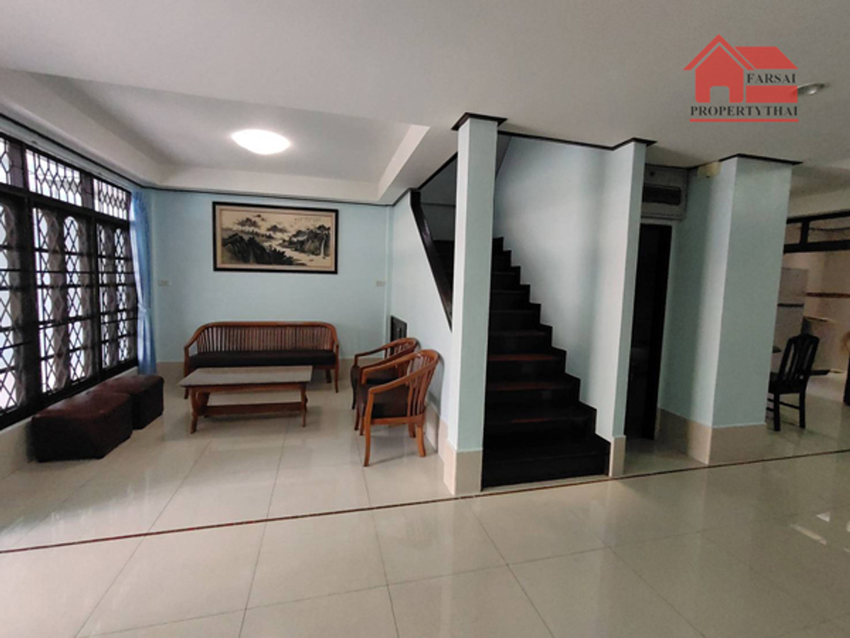 ให้เช่าบ้านสะพานควาย จตุจักร : ให้เช่าทาวน์เฮ้าส์ 2ชั้นเนื้อที่ 30 ตร.ว พื้นที่ 180ตร.ม 3ห้องนอน 2ห้องน้ำ แอร์ 4เครื่อง เฟอร์ครบ ถนน รัชดา เขตห้วยขวาง ราคาเช่า 40,000 บ/ด( 泰国房地产公司可以说中文请打电话。081-732-9189  Line : fs258  微信密码 F0817329189  )