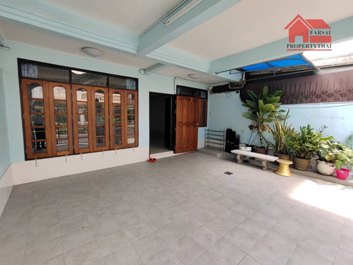 ให้เช่าบ้านสะพานควาย จตุจักร : ให้เช่าทาวน์เฮ้าส์ 2ชั้นเนื้อที่ 30 ตร.ว พื้นที่ 180ตร.ม 3ห้องนอน 2ห้องน้ำ แอร์ 4เครื่อง เฟอร์ครบ ถนน รัชดา เขตห้วยขวาง ราคาเช่า 40,000 บ/ด( 泰国房地产公司可以说中文请打电话。081-732-9189  Line : fs258  微信密码 F0817329189  )