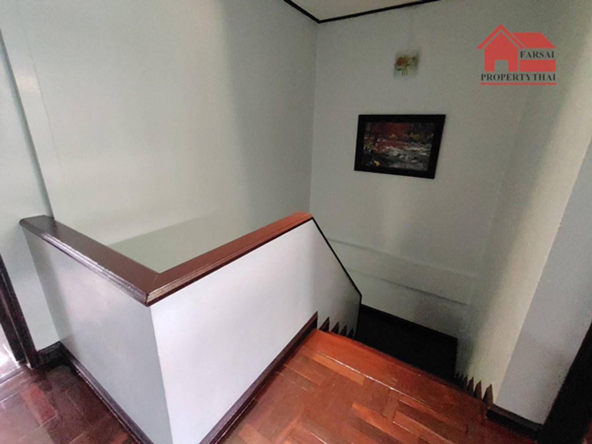 ให้เช่าบ้านสะพานควาย จตุจักร : ให้เช่าทาวน์เฮ้าส์ 2ชั้นเนื้อที่ 30 ตร.ว พื้นที่ 180ตร.ม 3ห้องนอน 2ห้องน้ำ แอร์ 4เครื่อง เฟอร์ครบ ถนน รัชดา เขตห้วยขวาง ราคาเช่า 40,000 บ/ด( 泰国房地产公司可以说中文请打电话。081-732-9189  Line : fs258  微信密码 F0817329189  )