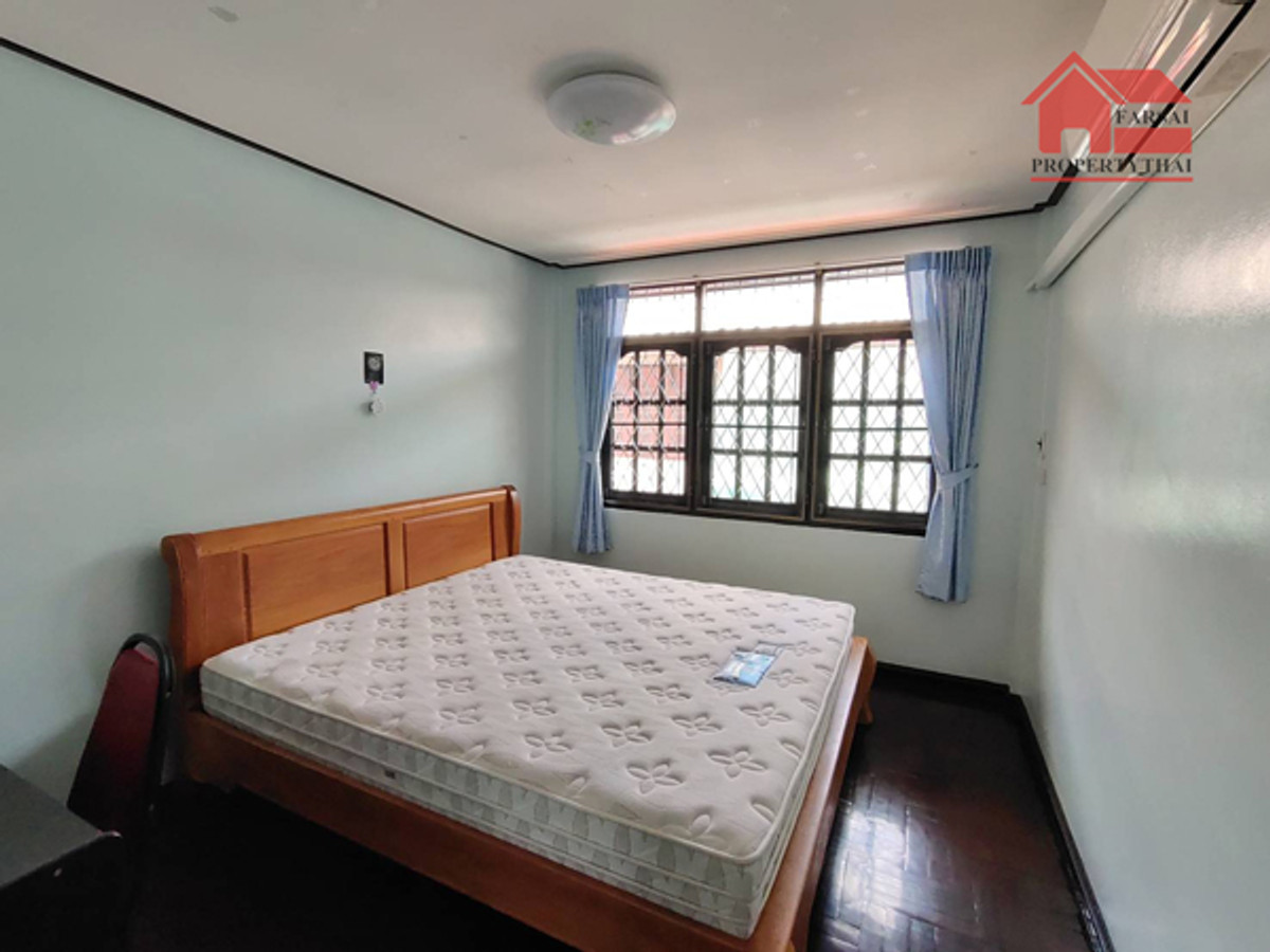 ให้เช่าบ้านสะพานควาย จตุจักร : ให้เช่าทาวน์เฮ้าส์ 2ชั้นเนื้อที่ 30 ตร.ว พื้นที่ 180ตร.ม 3ห้องนอน 2ห้องน้ำ แอร์ 4เครื่อง เฟอร์ครบ ถนน รัชดา เขตห้วยขวาง ราคาเช่า 40,000 บ/ด( 泰国房地产公司可以说中文请打电话。081-732-9189  Line : fs258  微信密码 F0817329189  )