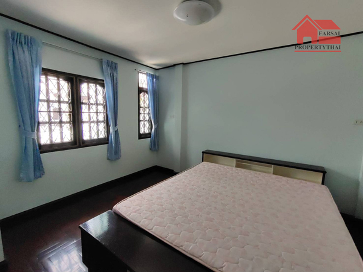 ให้เช่าบ้านสะพานควาย จตุจักร : ให้เช่าทาวน์เฮ้าส์ 2ชั้นเนื้อที่ 30 ตร.ว พื้นที่ 180ตร.ม 3ห้องนอน 2ห้องน้ำ แอร์ 4เครื่อง เฟอร์ครบ ถนน รัชดา เขตห้วยขวาง ราคาเช่า 40,000 บ/ด( 泰国房地产公司可以说中文请打电话。081-732-9189  Line : fs258  微信密码 F0817329189  )