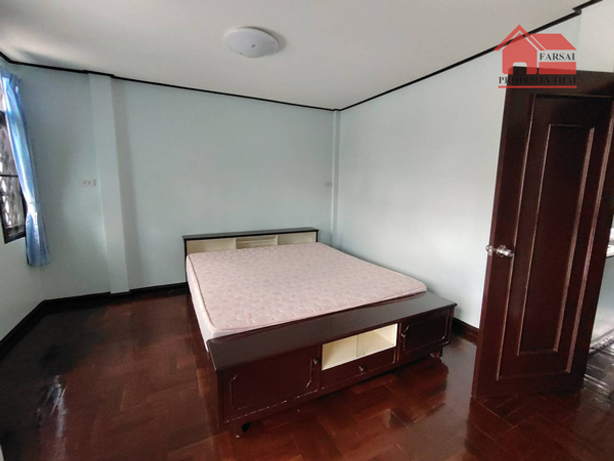 ให้เช่าบ้านสะพานควาย จตุจักร : ให้เช่าทาวน์เฮ้าส์ 2ชั้นเนื้อที่ 30 ตร.ว พื้นที่ 180ตร.ม 3ห้องนอน 2ห้องน้ำ แอร์ 4เครื่อง เฟอร์ครบ ถนน รัชดา เขตห้วยขวาง ราคาเช่า 40,000 บ/ด( 泰国房地产公司可以说中文请打电话。081-732-9189  Line : fs258  微信密码 F0817329189  )