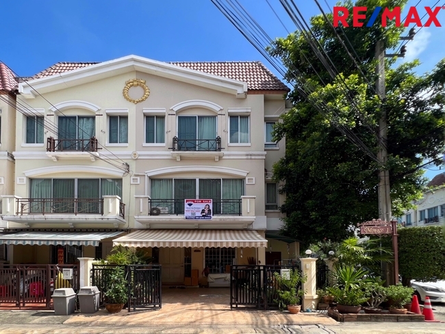 ขายทาวน์โฮมพัฒนาการ ศรีนครินทร์ : ขาย..ทาวน์โฮม 3 ชั้น บ้านตัวอย่างหลังมุม ต้นโครงการ หน้าบ้านกว้าง 6.5 เมตร โครงการ บ้านกลางเมือง เดอะ รอยัล โมนาโค ศรีนครินทร์ 24 (Baan Klang Muang The Royal Monaco)