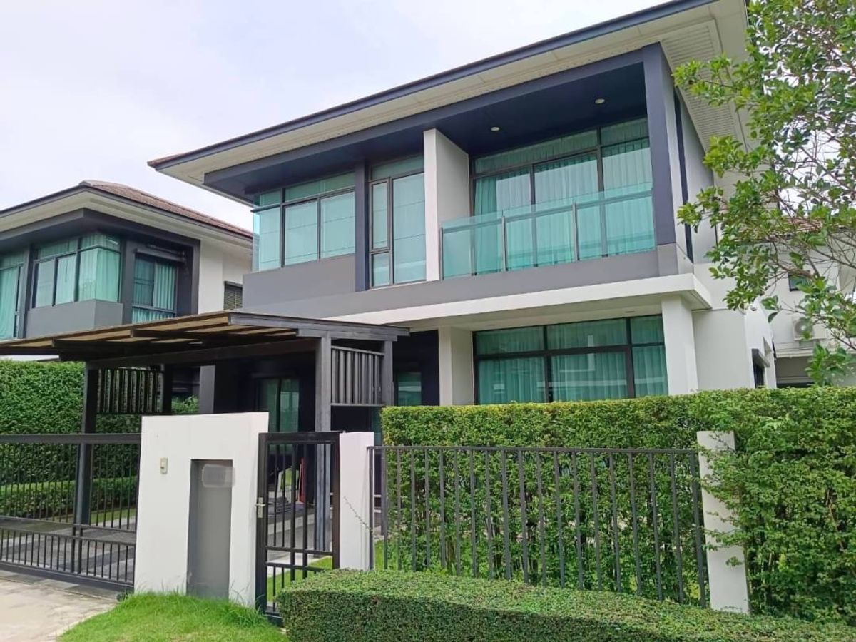 ให้เช่าบ้านพัฒนาการ ศรีนครินทร์ : 布莱顿和惠灵顿国际学校旁的最佳别墅。现可于2025年7月15日入住，家具齐全。