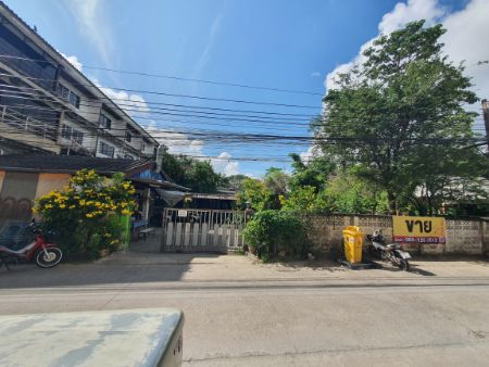 ขายบ้านอ่อนนุช อุดมสุข : ขาย บ้านเดี่ยว ขายบ้านพร้อมที่ดิน อ่อนนุช 46 ซอยดาราฉาย ถนนสุขุมวิท 77 เนื้อที่ 1 งาน 80 ตารางวา บ้านพร้อมที่ดิน 100 ตรม. 1 งาน 80 ตร.วา .