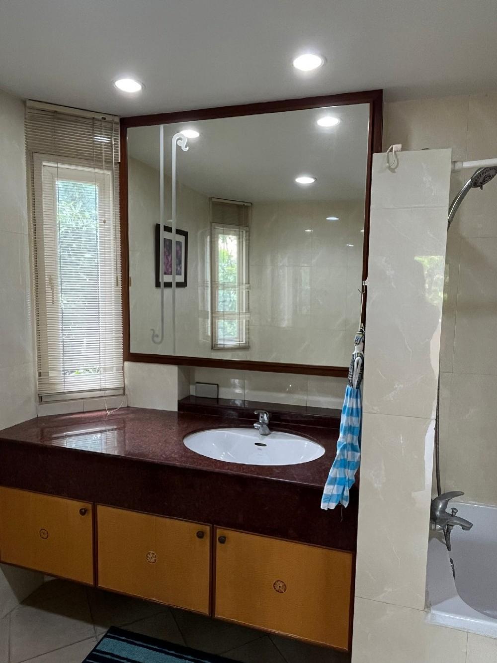 For SaleHousePattanakan, Srinakarin : Phatthanakan Village -Phatthanakan 30(Sale 37.5 million) Good location– Area 105 sq m. - Usable area 450 sq m. – 4 bedrooms, 3 bathrooms– Parking for 3 cars▶️ living room,Family area, Dining room,Thai Kitchen 1Pantry Kitchen 1Maid's room 