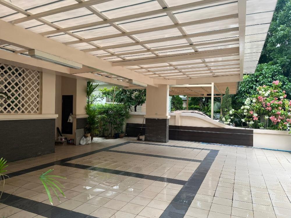 For SaleHousePattanakan, Srinakarin : Phatthanakan Village -Phatthanakan 30(Sale 37.5 million) Good location– Area 105 sq m. - Usable area 450 sq m. – 4 bedrooms, 3 bathrooms– Parking for 3 cars▶️ living room,Family area, Dining room,Thai Kitchen 1Pantry Kitchen 1Maid's room 