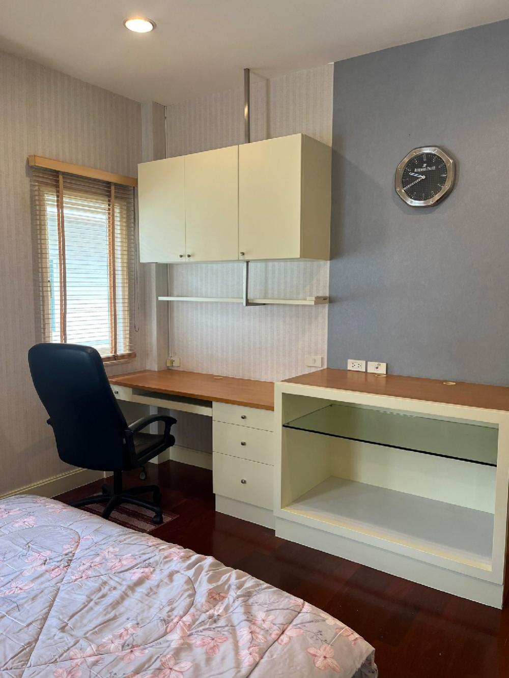 For SaleHousePattanakan, Srinakarin : Phatthanakan Village -Phatthanakan 30(Sale 37.5 million) Good location– Area 105 sq m. - Usable area 450 sq m. – 4 bedrooms, 3 bathrooms– Parking for 3 cars▶️ living room,Family area, Dining room,Thai Kitchen 1Pantry Kitchen 1Maid's room 