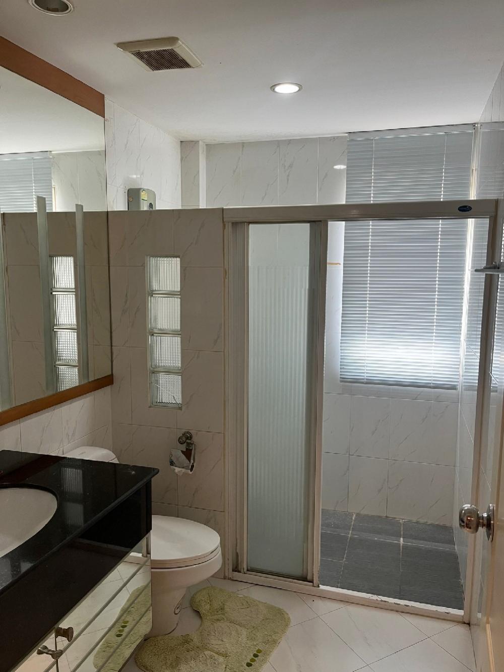 For SaleHousePattanakan, Srinakarin : Phatthanakan Village -Phatthanakan 30(Sale 37.5 million) Good location– Area 105 sq m. - Usable area 450 sq m. – 4 bedrooms, 3 bathrooms– Parking for 3 cars▶️ living room,Family area, Dining room,Thai Kitchen 1Pantry Kitchen 1Maid's room 