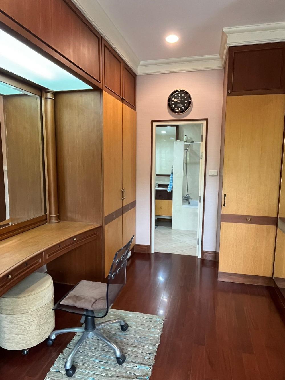 For SaleHousePattanakan, Srinakarin : Phatthanakan Village -Phatthanakan 30(Sale 37.5 million) Good location– Area 105 sq m. - Usable area 450 sq m. – 4 bedrooms, 3 bathrooms– Parking for 3 cars▶️ living room,Family area, Dining room,Thai Kitchen 1Pantry Kitchen 1Maid's room 