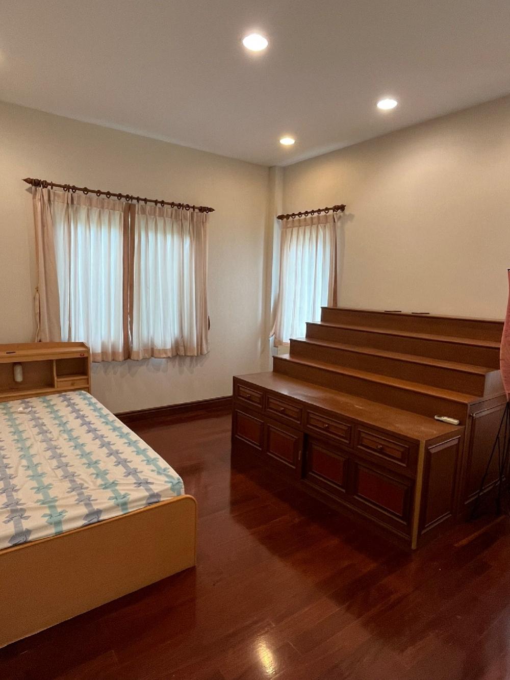 For SaleHousePattanakan, Srinakarin : Phatthanakan Village -Phatthanakan 30(Sale 37.5 million) Good location– Area 105 sq m. - Usable area 450 sq m. – 4 bedrooms, 3 bathrooms– Parking for 3 cars▶️ living room,Family area, Dining room,Thai Kitchen 1Pantry Kitchen 1Maid's room 