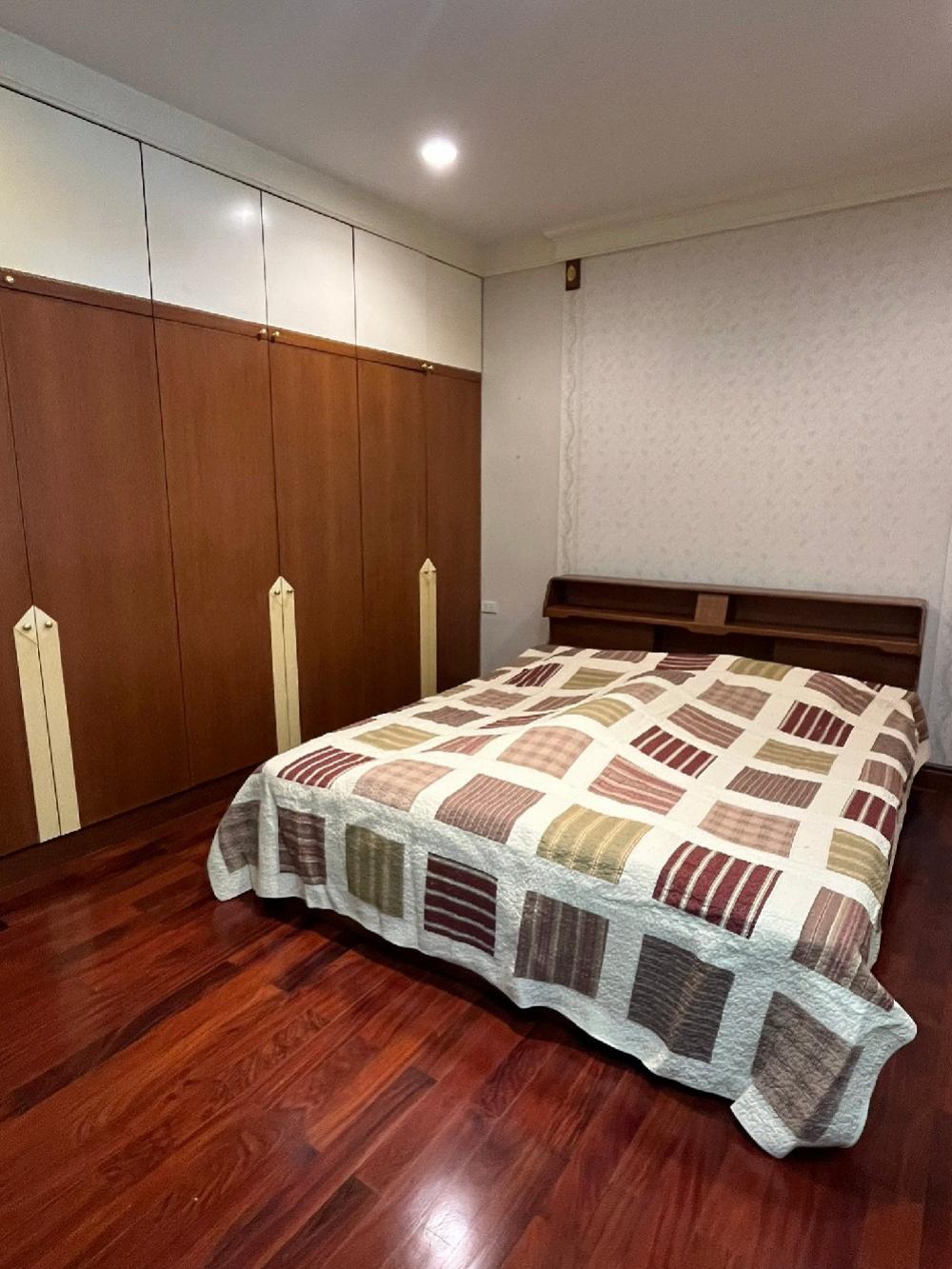 For SaleHousePattanakan, Srinakarin : Phatthanakan Village -Phatthanakan 30(Sale 37.5 million) Good location– Area 105 sq m. - Usable area 450 sq m. – 4 bedrooms, 3 bathrooms– Parking for 3 cars▶️ living room,Family area, Dining room,Thai Kitchen 1Pantry Kitchen 1Maid's room 