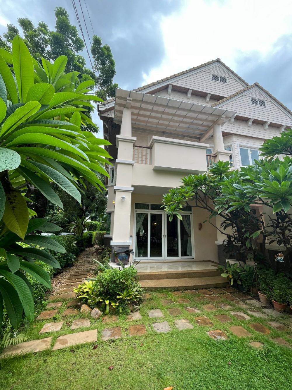 For SaleHousePattanakan, Srinakarin : Phatthanakan Village -Phatthanakan 30(Sale 37.5 million) Good location– Area 105 sq m. - Usable area 450 sq m. – 4 bedrooms, 3 bathrooms– Parking for 3 cars▶️ living room,Family area, Dining room,Thai Kitchen 1Pantry Kitchen 1Maid's room 