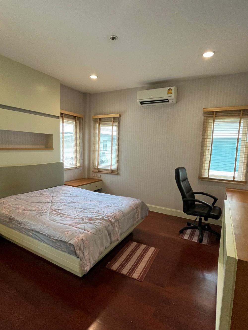 For SaleHousePattanakan, Srinakarin : Phatthanakan Village -Phatthanakan 30(Sale 37.5 million) Good location– Area 105 sq m. - Usable area 450 sq m. – 4 bedrooms, 3 bathrooms– Parking for 3 cars▶️ living room,Family area, Dining room,Thai Kitchen 1Pantry Kitchen 1Maid's room 