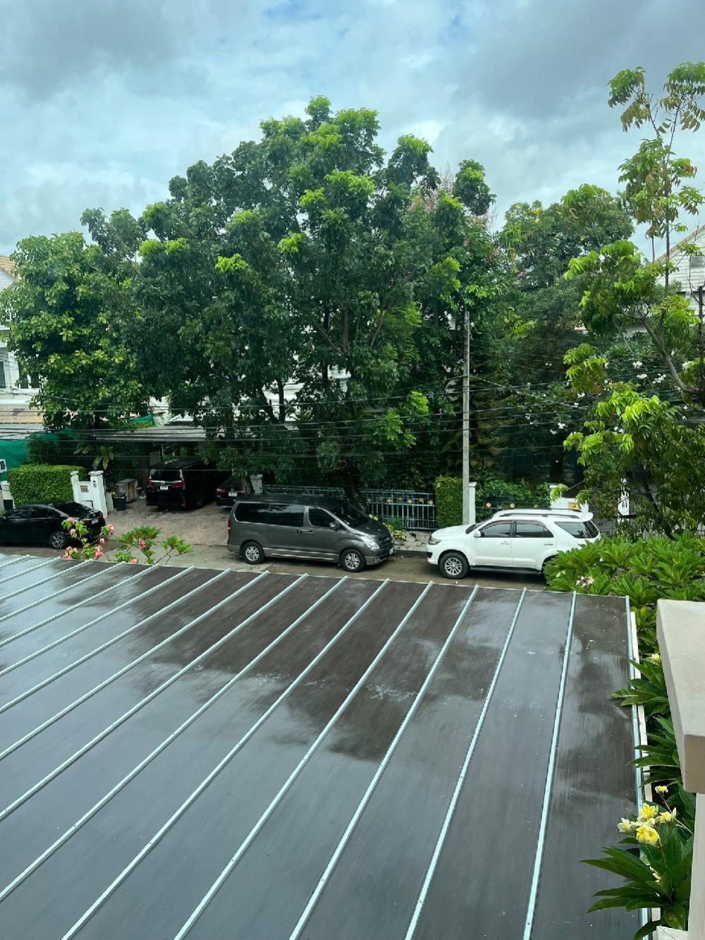 For SaleHousePattanakan, Srinakarin : Phatthanakan Village -Phatthanakan 30(Sale 37.5 million) Good location– Area 105 sq m. - Usable area 450 sq m. – 4 bedrooms, 3 bathrooms– Parking for 3 cars▶️ living room,Family area, Dining room,Thai Kitchen 1Pantry Kitchen 1Maid's room 