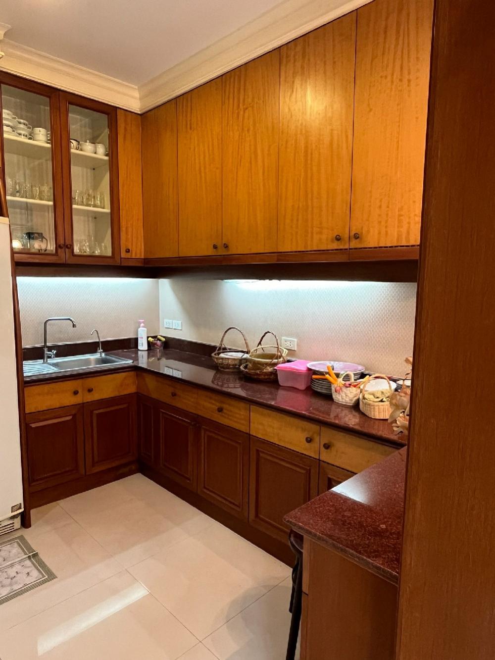 For SaleHousePattanakan, Srinakarin : Phatthanakan Village -Phatthanakan 30(Sale 37.5 million) Good location– Area 105 sq m. - Usable area 450 sq m. – 4 bedrooms, 3 bathrooms– Parking for 3 cars▶️ living room,Family area, Dining room,Thai Kitchen 1Pantry Kitchen 1Maid's room 