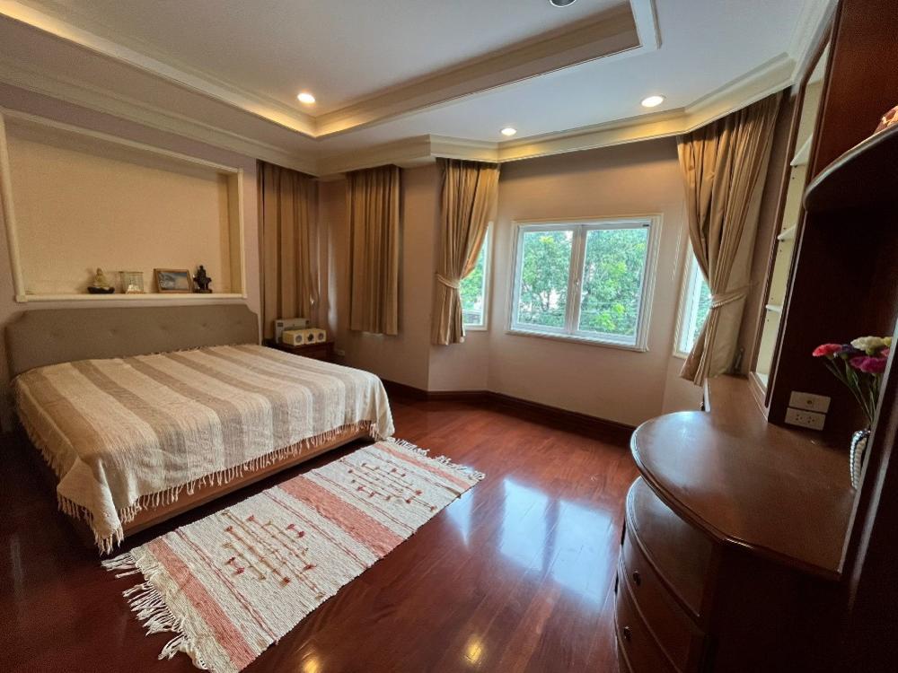 For SaleHousePattanakan, Srinakarin : Phatthanakan Village -Phatthanakan 30(Sale 37.5 million) Good location– Area 105 sq m. - Usable area 450 sq m. – 4 bedrooms, 3 bathrooms– Parking for 3 cars▶️ living room,Family area, Dining room,Thai Kitchen 1Pantry Kitchen 1Maid's room 