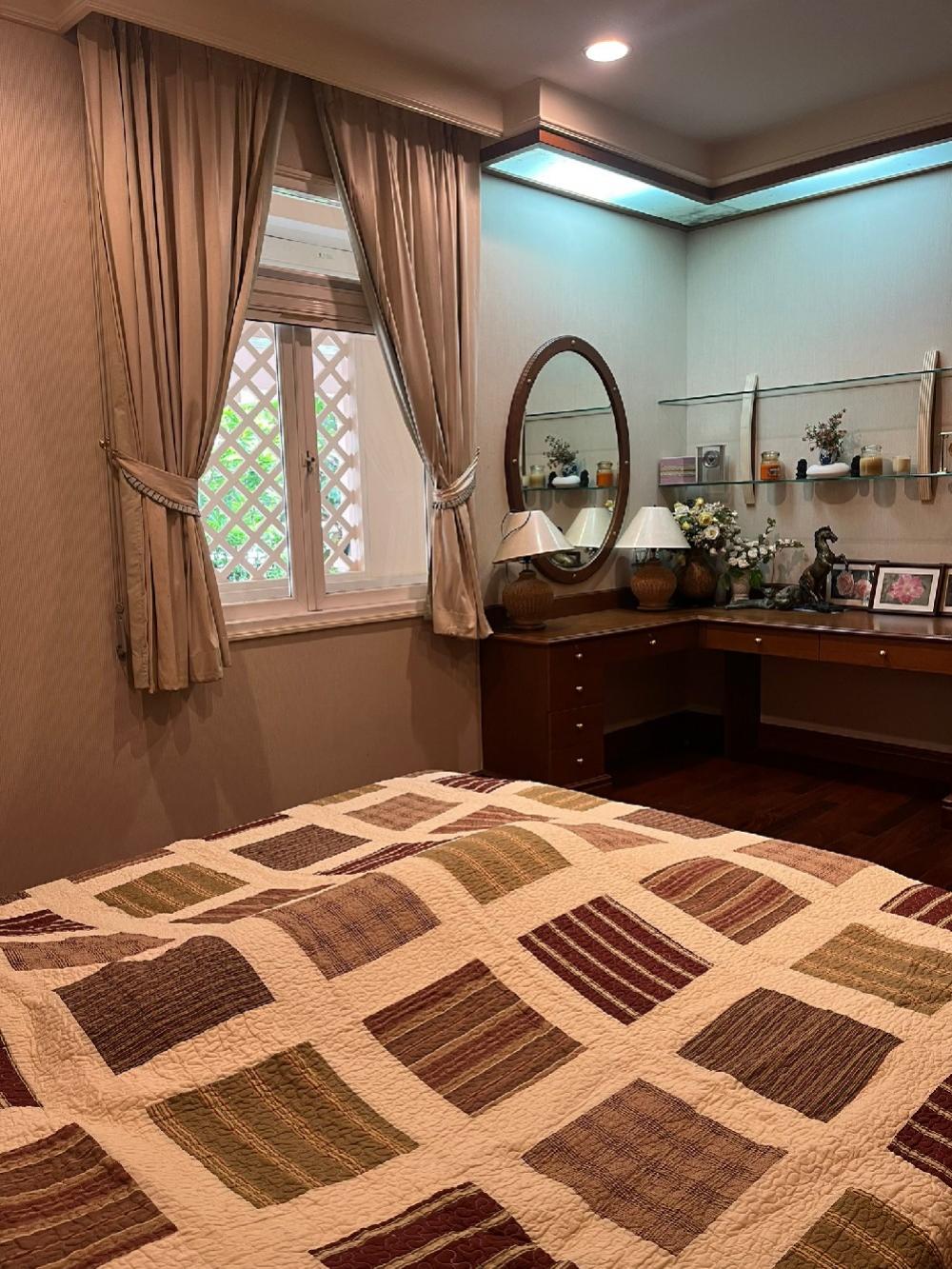 For SaleHousePattanakan, Srinakarin : Phatthanakan Village -Phatthanakan 30(Sale 37.5 million) Good location– Area 105 sq m. - Usable area 450 sq m. – 4 bedrooms, 3 bathrooms– Parking for 3 cars▶️ living room,Family area, Dining room,Thai Kitchen 1Pantry Kitchen 1Maid's room 