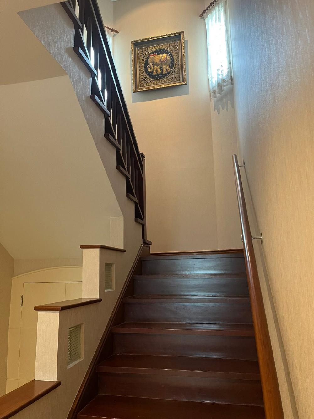 For SaleHousePattanakan, Srinakarin : Phatthanakan Village -Phatthanakan 30(Sale 37.5 million) Good location– Area 105 sq m. - Usable area 450 sq m. – 4 bedrooms, 3 bathrooms– Parking for 3 cars▶️ living room,Family area, Dining room,Thai Kitchen 1Pantry Kitchen 1Maid's room 