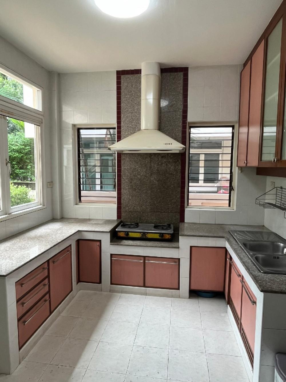 For SaleHousePattanakan, Srinakarin : Phatthanakan Village -Phatthanakan 30(Sale 37.5 million) Good location– Area 105 sq m. - Usable area 450 sq m. – 4 bedrooms, 3 bathrooms– Parking for 3 cars▶️ living room,Family area, Dining room,Thai Kitchen 1Pantry Kitchen 1Maid's room 