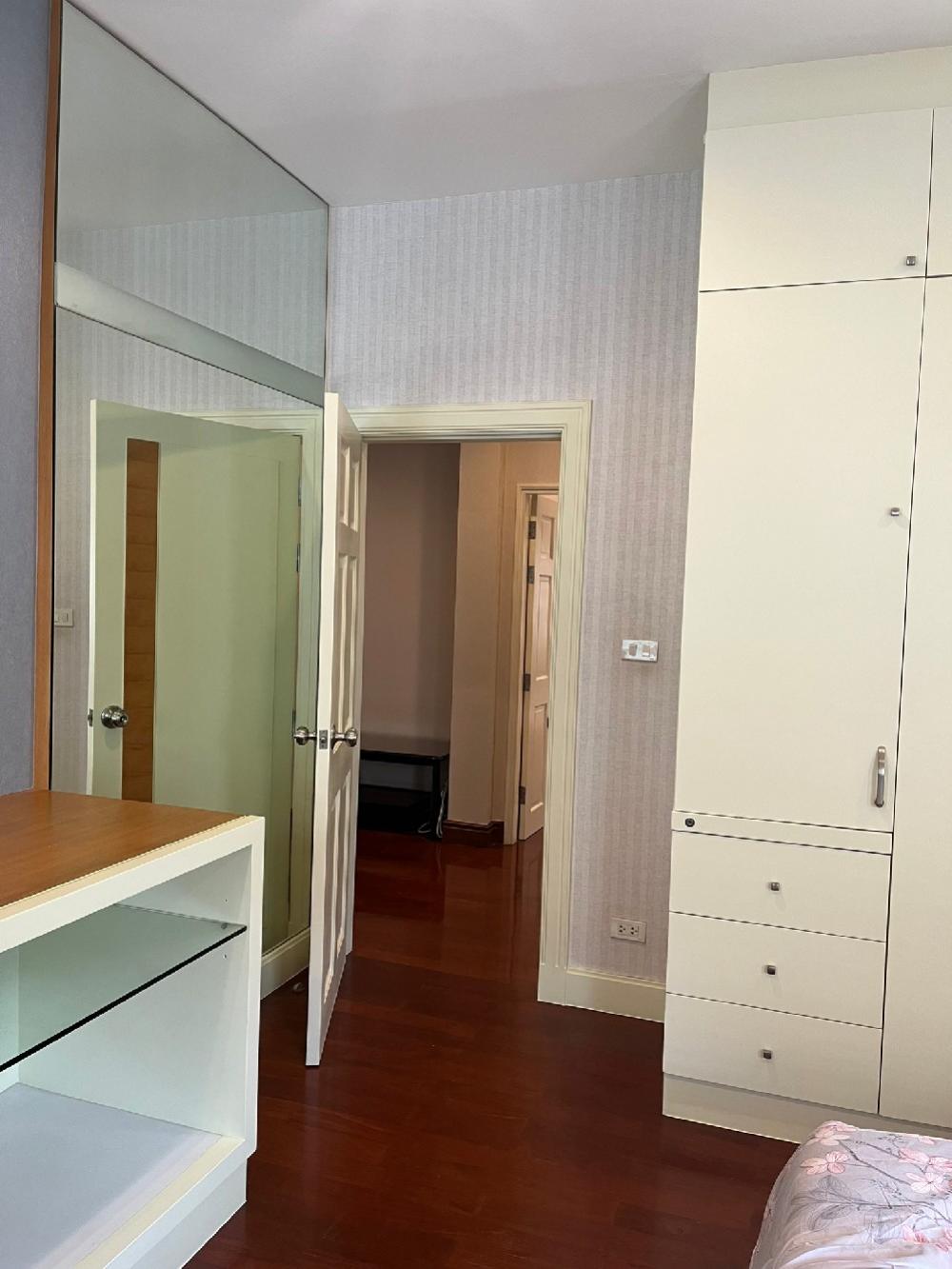 For SaleHousePattanakan, Srinakarin : Phatthanakan Village -Phatthanakan 30(Sale 37.5 million) Good location– Area 105 sq m. - Usable area 450 sq m. – 4 bedrooms, 3 bathrooms– Parking for 3 cars▶️ living room,Family area, Dining room,Thai Kitchen 1Pantry Kitchen 1Maid's room 