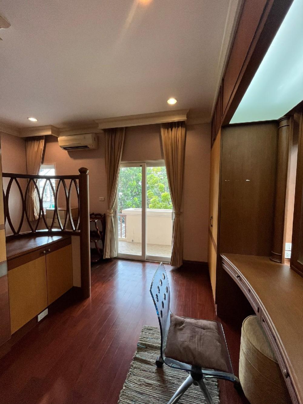 For SaleHousePattanakan, Srinakarin : Phatthanakan Village -Phatthanakan 30(Sale 37.5 million) Good location– Area 105 sq m. - Usable area 450 sq m. – 4 bedrooms, 3 bathrooms– Parking for 3 cars▶️ living room,Family area, Dining room,Thai Kitchen 1Pantry Kitchen 1Maid's room 