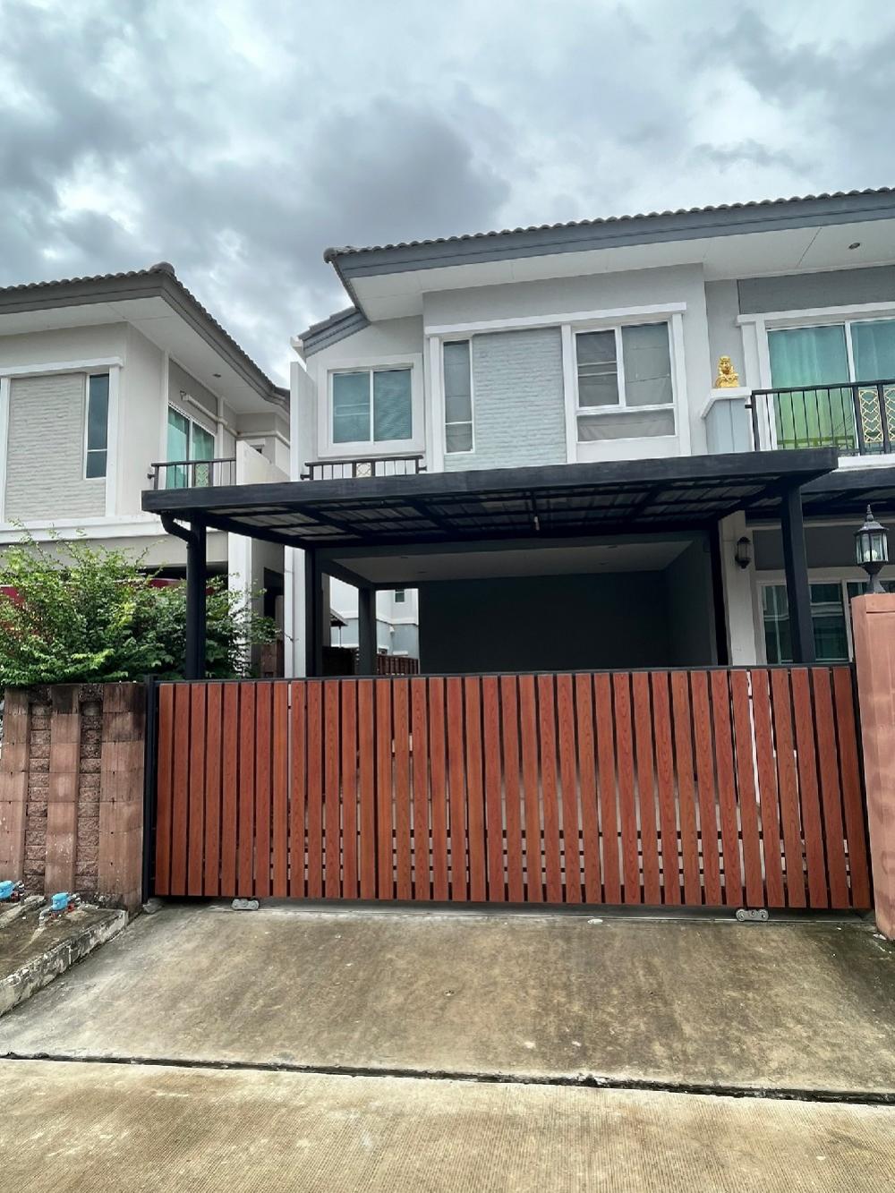 ให้เช่าบ้านพัฒนาการ ศรีนครินทร์ : บ้านเเฝด ให้เช่า 45,000 บาทเเอร์ 4 ตัว  ครัวบิ้วอิน  ชุดโต๊ะทานข้าวเฟอร์นิเจอร์ บางส่วน , ขนาด 38 วา 135 ตรม3 นอน 2 น้ำ จอดรถ 2 คันพัฒนาการ - สระว่ายน้ำ  ฟิตเนส สนามหญ้า ในหมู่บ้านสนใจโทร/ไลน์ 0938563451