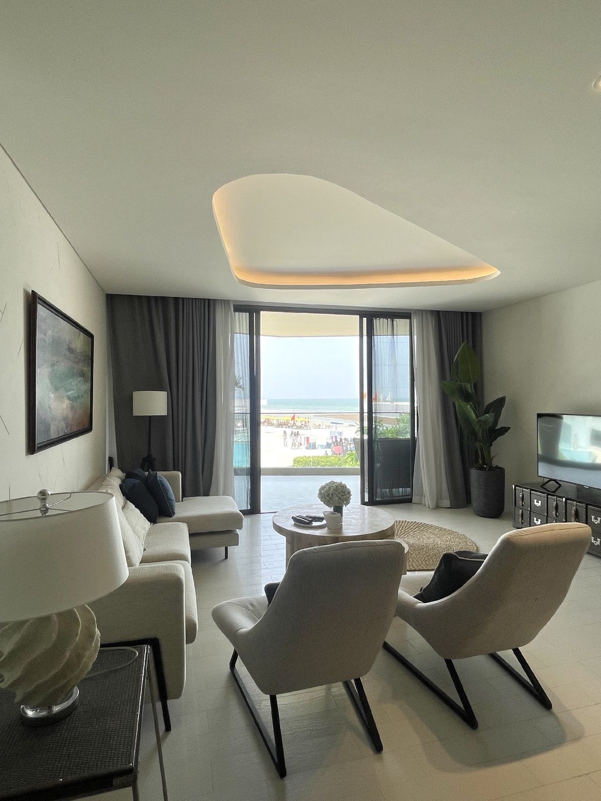 ให้เช่าคอนโดหัวหิน ประจวบคีรีขันธ์ : Beachfront Hua Hin condominium for rent.3Bedrooms with Seaview and good condition.