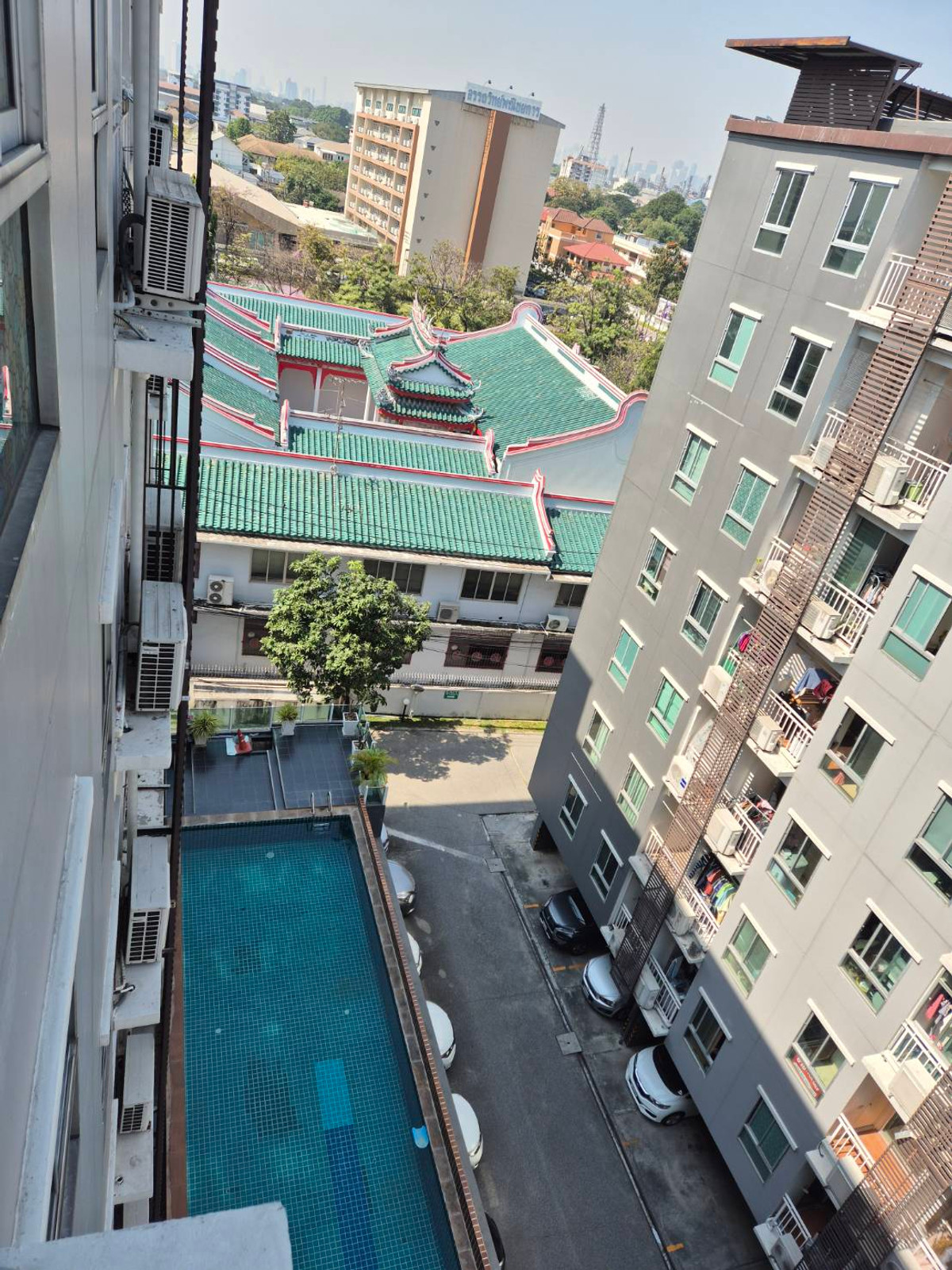 For RentCondoBangna, Bearing, Lasalle : convenient travel, near BTS Bangna, near the expressway, near BITEC Bangna.