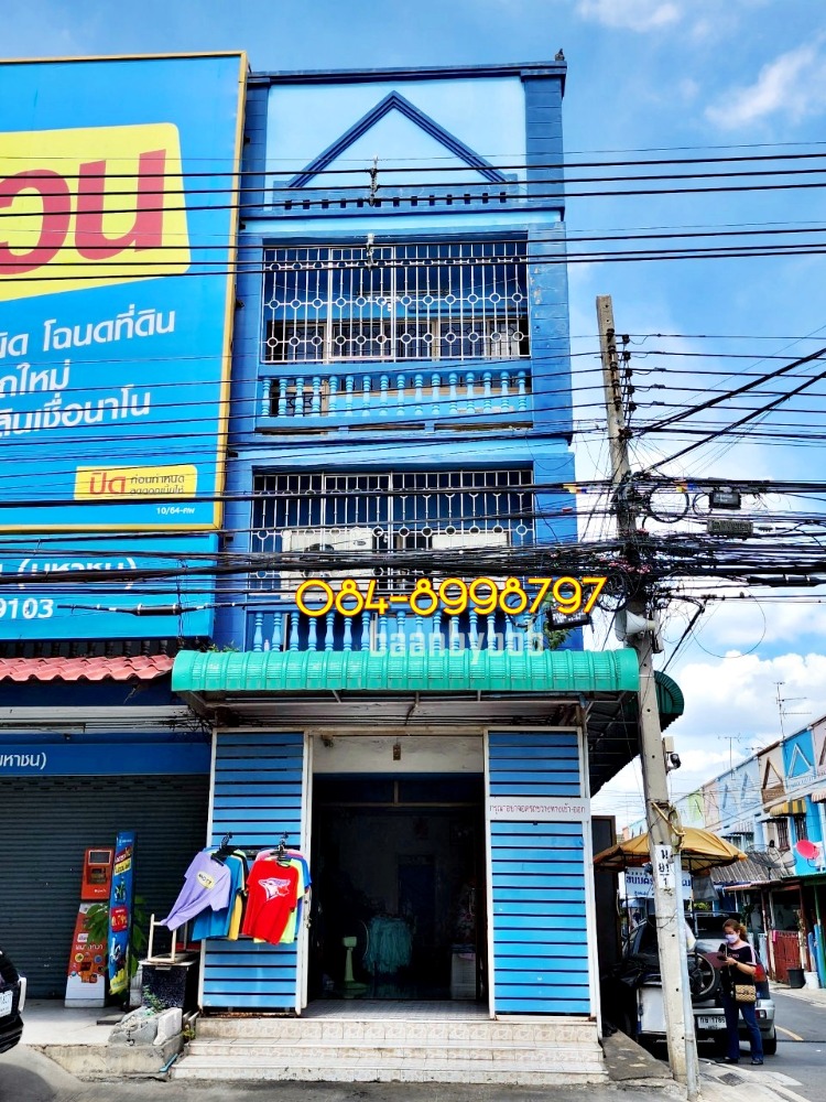 For SaleShop HouseChaengwatana, Muangthong : For sale: 3-story commercial building, corner room, area 17 sq m, Sukhaprachasan Road 3, Soi Wat Ku, suitable for an office, warehouse, shop, urgent sale, 3.7 million baht.